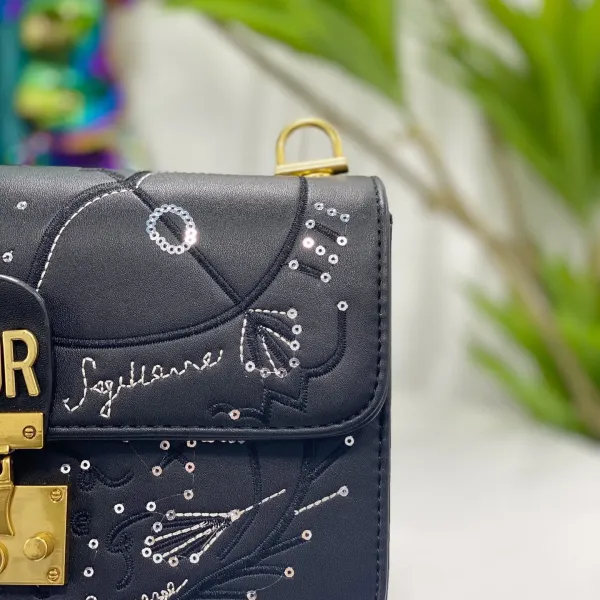 【DIOR 公式 旗艦店】ディオール ショルダーバッグ 当日出荷 好評に付き再入荷!24*16CM 【DIOR 公式 旗艦店】ディオール ショルダーバッグ 当日出荷 好評に付き再入荷!24*16CM