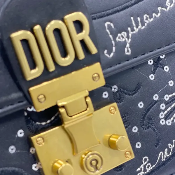 【DIOR 公式 旗艦店】ディオール ショルダーバッグ 当日出荷 好評に付き再入荷!24*16CM 【DIOR 公式 旗艦店】ディオール ショルダーバッグ 当日出荷 好評に付き再入荷!24*16CM