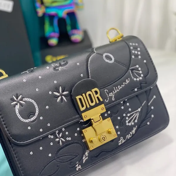 【DIOR 公式 旗艦店】ディオール ショルダーバッグ 当日出荷 好評に付き再入荷!24*16CM 【DIOR 公式 旗艦店】ディオール ショルダーバッグ 当日出荷 好評に付き再入荷!24*16CM