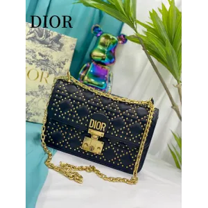 【DIOR 公式 旗艦店】ディオール ショルダーバッグ 当日出荷 好評に付き再入荷!24*16CM 【DIOR 公式 旗艦店】ディオール ショルダーバッグ 当日出荷 好評に付き再入荷!24*16CM