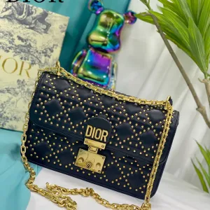 【DIOR 公式 旗艦店】ディオール ショルダーバッグ 当日出荷 好評に付き再入荷!24*16CM 【DIOR 公式 旗艦店】ディオール ショルダーバッグ 当日出荷 好評に付き再入荷!24*16CM