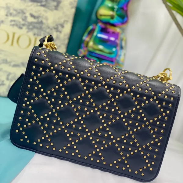 【DIOR 公式 旗艦店】ディオール ショルダーバッグ 当日出荷 好評に付き再入荷!24*16CM 【DIOR 公式 旗艦店】ディオール ショルダーバッグ 当日出荷 好評に付き再入荷!24*16CM