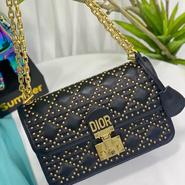 【DIOR 公式 旗艦店】ディオール ショルダーバッグ 当日出荷 好評に付き再入荷!24*16CM 【DIOR 公式 旗艦店】ディオール ショルダーバッグ 当日出荷 好評に付き再入荷!24*16CM