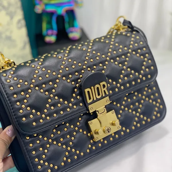 【DIOR 公式 旗艦店】ディオール ショルダーバッグ 当日出荷 好評に付き再入荷!24*16CM 【DIOR 公式 旗艦店】ディオール ショルダーバッグ 当日出荷 好評に付き再入荷!24*16CM