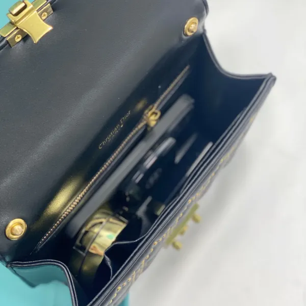 【DIOR 公式 旗艦店】ディオール ショルダーバッグ 当日出荷 好評に付き再入荷!24*16CM 【DIOR 公式 旗艦店】ディオール ショルダーバッグ 当日出荷 好評に付き再入荷!24*16CM