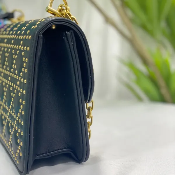 【DIOR 公式 旗艦店】ディオール ショルダーバッグ 当日出荷 好評に付き再入荷!24*16CM 【DIOR 公式 旗艦店】ディオール ショルダーバッグ 当日出荷 好評に付き再入荷!24*16CM