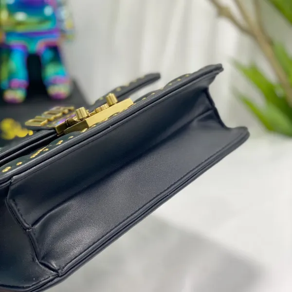 【DIOR 公式 旗艦店】ディオール ショルダーバッグ 当日出荷 好評に付き再入荷!24*16CM 【DIOR 公式 旗艦店】ディオール ショルダーバッグ 当日出荷 好評に付き再入荷!24*16CM