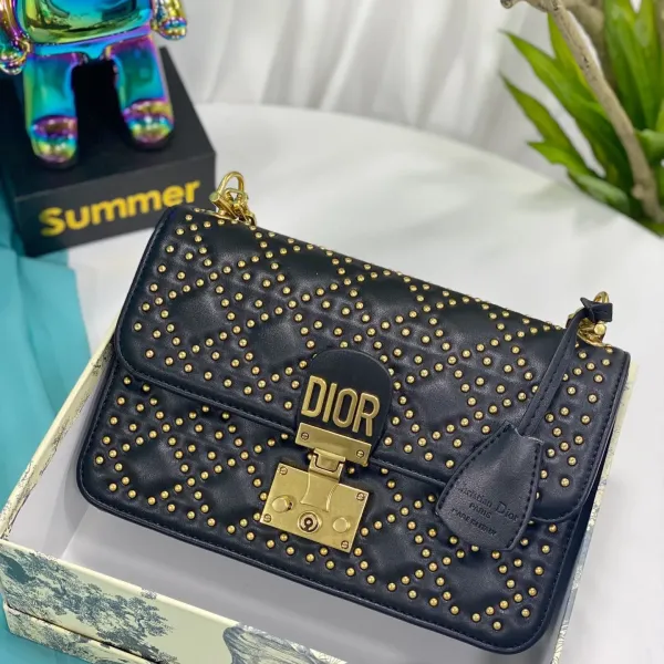 【DIOR 公式 旗艦店】ディオール ショルダーバッグ 当日出荷 好評に付き再入荷!24*16CM 【DIOR 公式 旗艦店】ディオール ショルダーバッグ 当日出荷 好評に付き再入荷!24*16CM