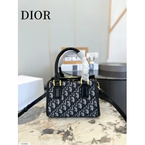 【DIOR 公式 旗艦店】ディオール ショルダーバッグ 当日出荷 好評に付き再入荷!19*13CM 【DIOR 公式 旗艦店】ディオール ショルダーバッグ 当日出荷 好評に付き再入荷!19*13CM