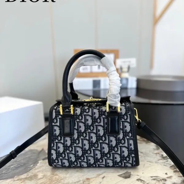 【DIOR 公式 旗艦店】ディオール ショルダーバッグ 当日出荷 好評に付き再入荷!19*13CM 【DIOR 公式 旗艦店】ディオール ショルダーバッグ 当日出荷 好評に付き再入荷!19*13CM