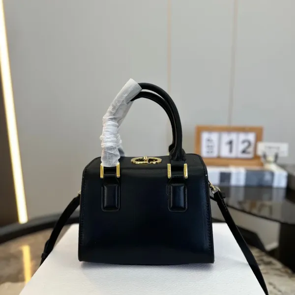 【DIOR 公式 旗艦店】ディオール ショルダーバッグ 当日出荷 好評に付き再入荷!19*13CM 【DIOR 公式 旗艦店】ディオール ショルダーバッグ 当日出荷 好評に付き再入荷!19*13CM