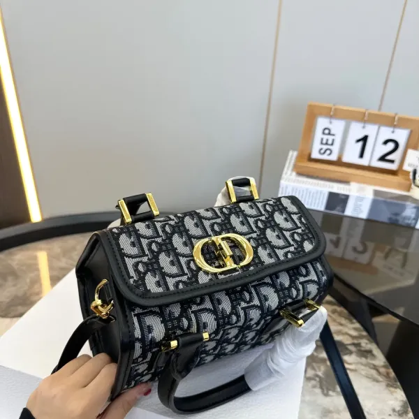 【DIOR 公式 旗艦店】ディオール ショルダーバッグ 当日出荷 好評に付き再入荷!19*13CM 【DIOR 公式 旗艦店】ディオール ショルダーバッグ 当日出荷 好評に付き再入荷!19*13CM