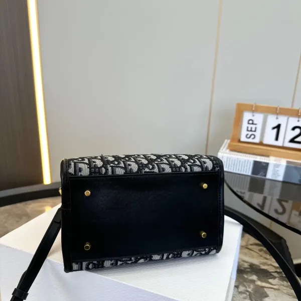 【DIOR 公式 旗艦店】ディオール ショルダーバッグ 当日出荷 好評に付き再入荷!19*13CM 【DIOR 公式 旗艦店】ディオール ショルダーバッグ 当日出荷 好評に付き再入荷!19*13CM