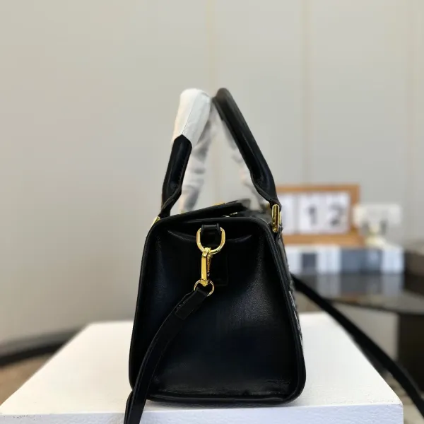 【DIOR 公式 旗艦店】ディオール ショルダーバッグ 当日出荷 好評に付き再入荷!19*13CM 【DIOR 公式 旗艦店】ディオール ショルダーバッグ 当日出荷 好評に付き再入荷!19*13CM