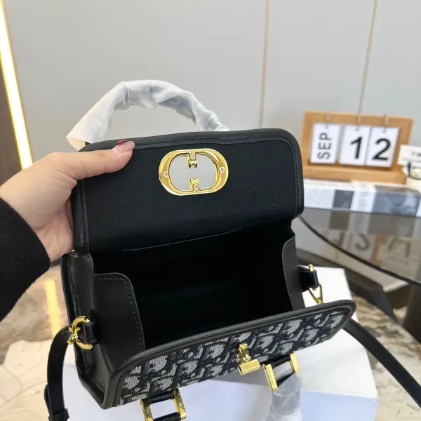 【DIOR 公式 旗艦店】ディオール ショルダーバッグ 当日出荷 好評に付き再入荷!19*13CM 【DIOR 公式 旗艦店】ディオール ショルダーバッグ 当日出荷 好評に付き再入荷!19*13CM