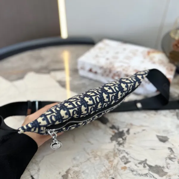 【DIOR 公式 旗艦店】 ディオール ウエストポーチ 当日出荷 好評に付き再入荷!23*18CM 【DIOR 公式 旗艦店】 ディオール ウエストポーチ 当日出荷 好評に付き再入荷!23*18CM
