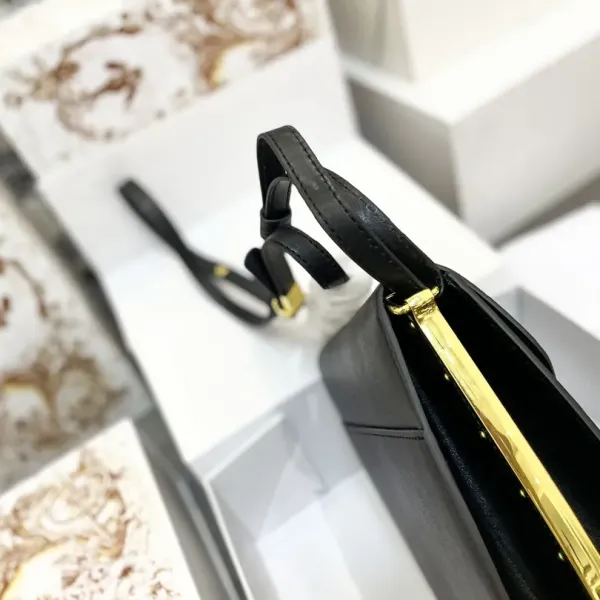 【DIOR  公式旗艦店】 ディオール   ショルダーバッグ 当日出荷 好評に付き再入荷！20*20CM