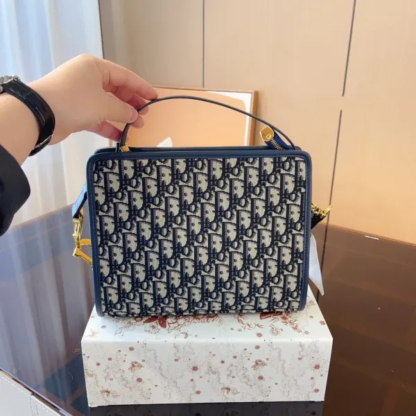 【DIOR  公式 旗艦店】ディオール   ショルダーバッグ 当日出荷 好評に付き再入荷！26*6*20CM