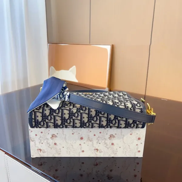 【DIOR  公式 旗艦店】ディオール   ショルダーバッグ 当日出荷 好評に付き再入荷！26*6*20CM
