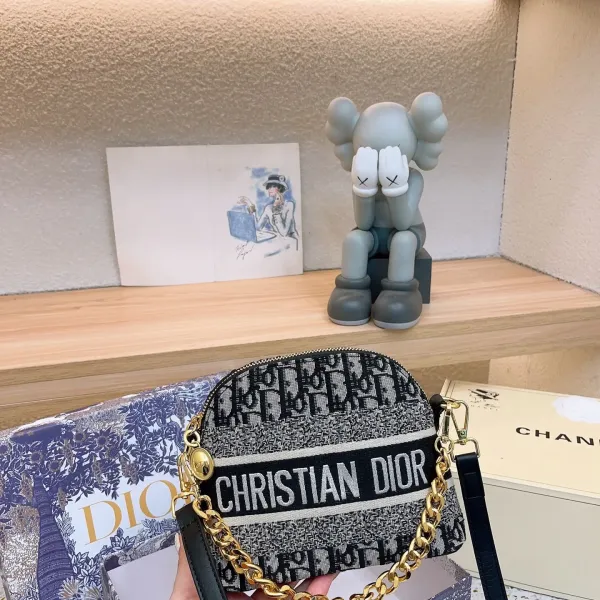 【DIOR 公式 旗艦店】ディオール ショルダーバッグ 当日出荷 好評に付き再入荷!21*16CM 【DIOR 公式 旗艦店】ディオール ショルダーバッグ 当日出荷 好評に付き再入荷!21*16CM