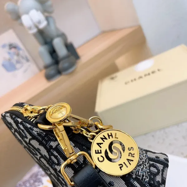 【DIOR 公式 旗艦店】ディオール ショルダーバッグ 当日出荷 好評に付き再入荷!21*16CM 【DIOR 公式 旗艦店】ディオール ショルダーバッグ 当日出荷 好評に付き再入荷!21*16CM