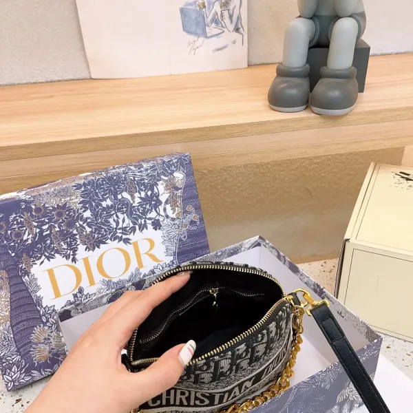【DIOR 公式 旗艦店】ディオール ショルダーバッグ 当日出荷 好評に付き再入荷!21*16CM 【DIOR 公式 旗艦店】ディオール ショルダーバッグ 当日出荷 好評に付き再入荷!21*16CM