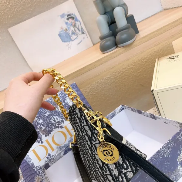 【DIOR 公式 旗艦店】ディオール ショルダーバッグ 当日出荷 好評に付き再入荷!21*16CM 【DIOR 公式 旗艦店】ディオール ショルダーバッグ 当日出荷 好評に付き再入荷!21*16CM