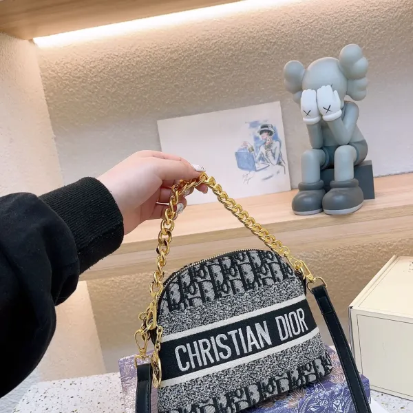 【DIOR 公式 旗艦店】ディオール ショルダーバッグ 当日出荷 好評に付き再入荷!21*16CM 【DIOR 公式 旗艦店】ディオール ショルダーバッグ 当日出荷 好評に付き再入荷!21*16CM