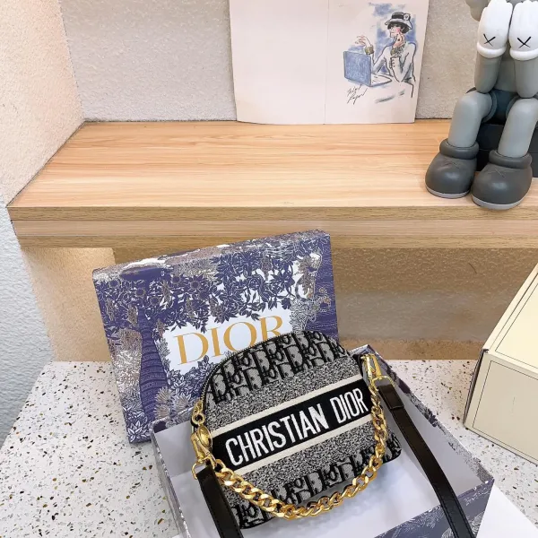 【DIOR 公式 旗艦店】ディオール ショルダーバッグ 当日出荷 好評に付き再入荷!21*16CM 【DIOR 公式 旗艦店】ディオール ショルダーバッグ 当日出荷 好評に付き再入荷!21*16CM