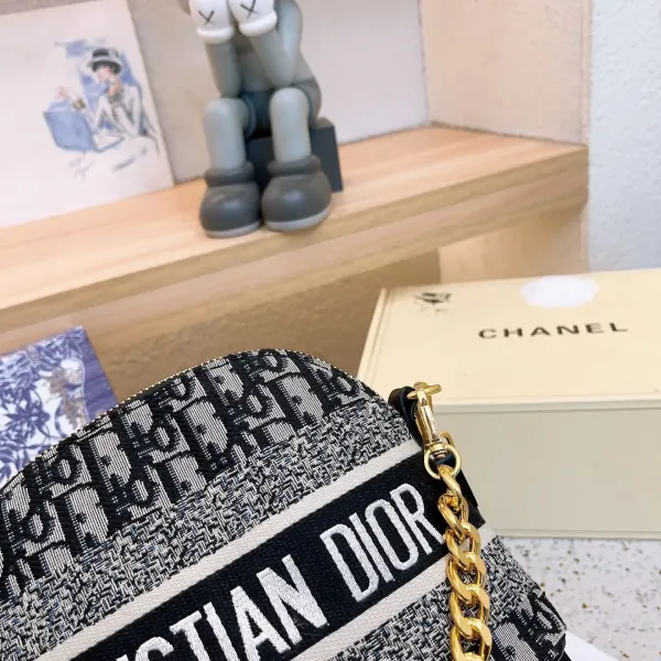 【DIOR 公式 旗艦店】ディオール ショルダーバッグ 当日出荷 好評に付き再入荷!21*16CM 【DIOR 公式 旗艦店】ディオール ショルダーバッグ 当日出荷 好評に付き再入荷!21*16CM