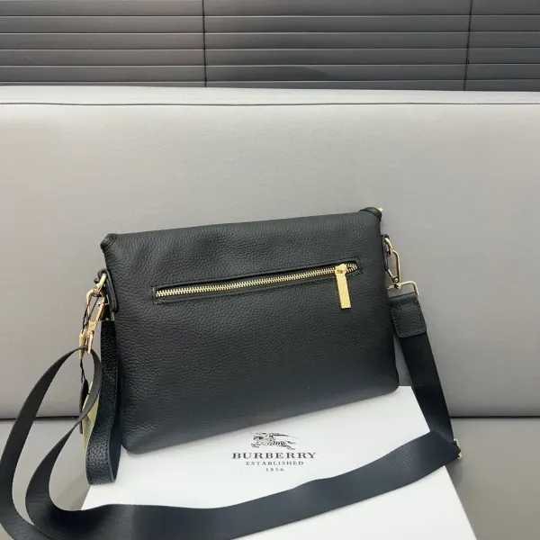 【BURBERRY 公式旗艦店】バーバリー 斜めがけバッグ 当日出荷 好評に付き再入荷!30*20CM 【BURBERRY 公式旗艦店】バーバリー 斜めがけバッグ 当日出荷 好評に付き再入荷!30*20CM