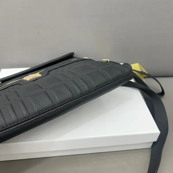 【BURBERRY 公式旗艦店】バーバリー 斜めがけバッグ 当日出荷 好評に付き再入荷!30*20CM 【BURBERRY 公式旗艦店】バーバリー 斜めがけバッグ 当日出荷 好評に付き再入荷!30*20CM
