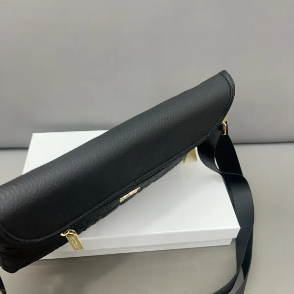 【BURBERRY 公式旗艦店】バーバリー 斜めがけバッグ 当日出荷 好評に付き再入荷!30*20CM 【BURBERRY 公式旗艦店】バーバリー 斜めがけバッグ 当日出荷 好評に付き再入荷!30*20CM