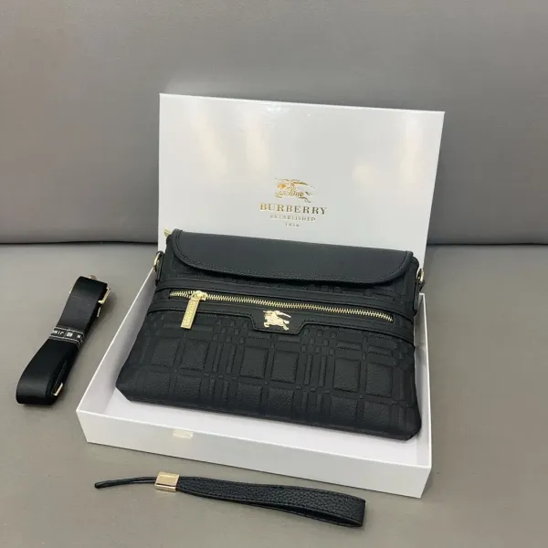 【BURBERRY 公式旗艦店】バーバリー 斜めがけバッグ 当日出荷 好評に付き再入荷!30*20CM 【BURBERRY 公式旗艦店】バーバリー 斜めがけバッグ 当日出荷 好評に付き再入荷!30*20CM