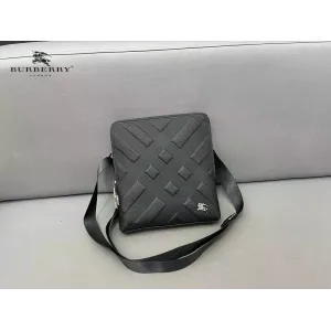 【BURBERRY 公式旗艦店】バーバリー  斜めがけバッグ 当日出荷 好評に付き再入荷！23*26CM