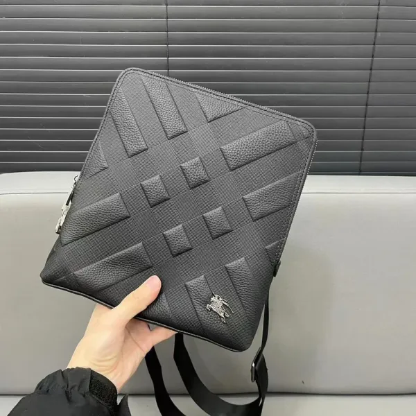 【BURBERRY 公式旗艦店】バーバリー 斜めがけバッグ 当日出荷 好評に付き再入荷!23*26CM 【BURBERRY 公式旗艦店】バーバリー 斜めがけバッグ 当日出荷 好評に付き再入荷!23*26CM