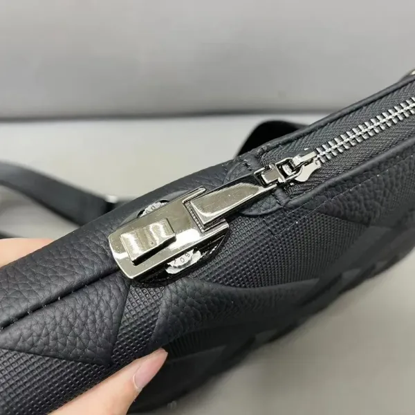 【BURBERRY 公式旗艦店】バーバリー 斜めがけバッグ 当日出荷 好評に付き再入荷!23*26CM 【BURBERRY 公式旗艦店】バーバリー 斜めがけバッグ 当日出荷 好評に付き再入荷!23*26CM
