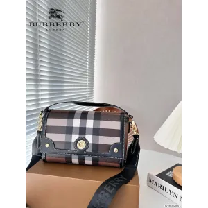 【BURBERRY 公式旗艦店】バーバリー   斜めがけバッグ当日出荷 好評に付き再入荷！24*15CM