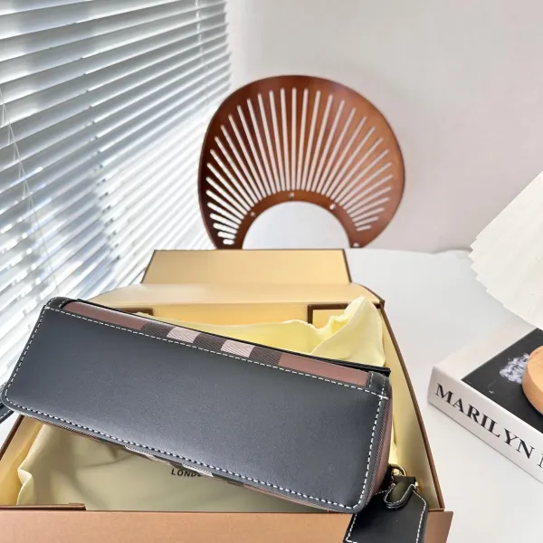 【BURBERRY 公式旗艦店】バーバリー 斜めがけバッグ当日出荷 好評に付き再入荷!24*15CM 【BURBERRY 公式旗艦店】バーバリー 斜めがけバッグ当日出荷 好評に付き再入荷!24*15CM