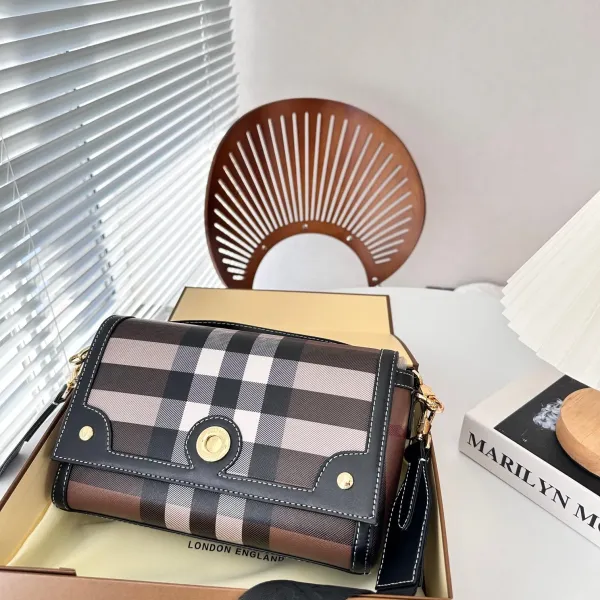 【BURBERRY 公式旗艦店】バーバリー 斜めがけバッグ当日出荷 好評に付き再入荷!24*15CM 【BURBERRY 公式旗艦店】バーバリー 斜めがけバッグ当日出荷 好評に付き再入荷!24*15CM
