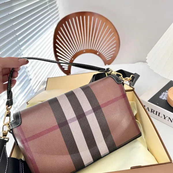 【BURBERRY 公式旗艦店】バーバリー 斜めがけバッグ当日出荷 好評に付き再入荷!24*15CM 【BURBERRY 公式旗艦店】バーバリー 斜めがけバッグ当日出荷 好評に付き再入荷!24*15CM