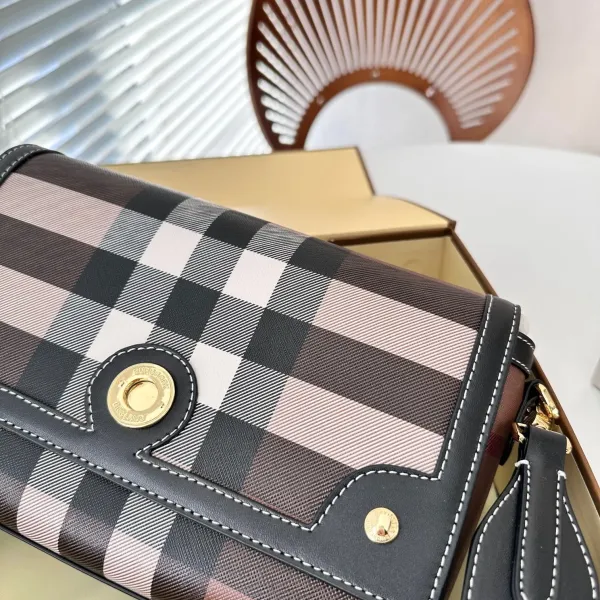 【BURBERRY 公式旗艦店】バーバリー 斜めがけバッグ当日出荷 好評に付き再入荷!24*15CM 【BURBERRY 公式旗艦店】バーバリー 斜めがけバッグ当日出荷 好評に付き再入荷!24*15CM