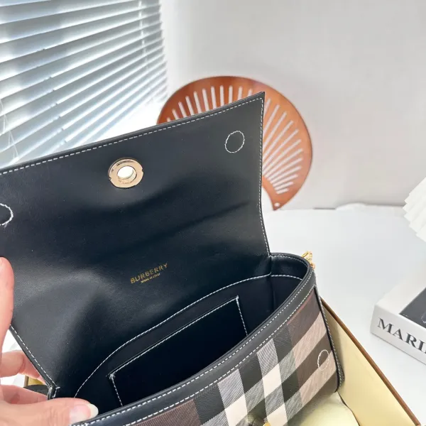 【BURBERRY 公式旗艦店】バーバリー 斜めがけバッグ当日出荷 好評に付き再入荷!24*15CM 【BURBERRY 公式旗艦店】バーバリー 斜めがけバッグ当日出荷 好評に付き再入荷!24*15CM
