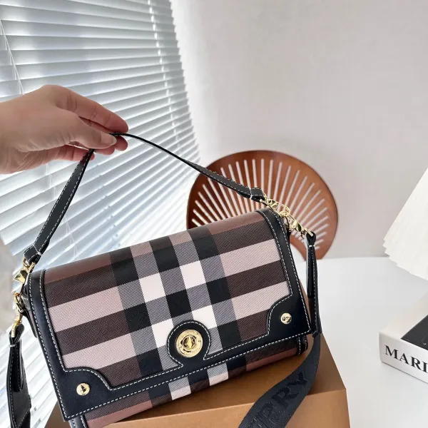 【BURBERRY 公式旗艦店】バーバリー 斜めがけバッグ当日出荷 好評に付き再入荷!24*15CM 【BURBERRY 公式旗艦店】バーバリー 斜めがけバッグ当日出荷 好評に付き再入荷!24*15CM