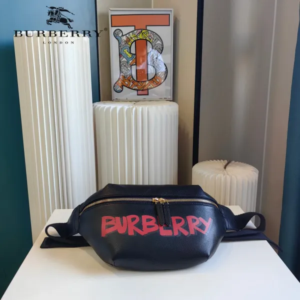 【BURBERRY 公式旗艦店】バーバリー 胸ポケット 当日出荷 好評に付き再入荷!21*18CM 【BURBERRY 公式旗艦店】バーバリー 胸ポケット 当日出荷 好評に付き再入荷!21*18CM