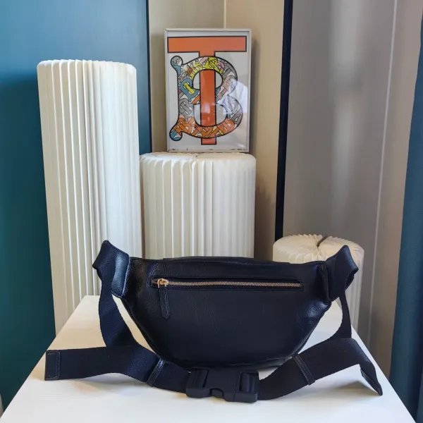 【BURBERRY 公式旗艦店】バーバリー 胸ポケット 当日出荷 好評に付き再入荷!21*18CM 【BURBERRY 公式旗艦店】バーバリー 胸ポケット 当日出荷 好評に付き再入荷!21*18CM