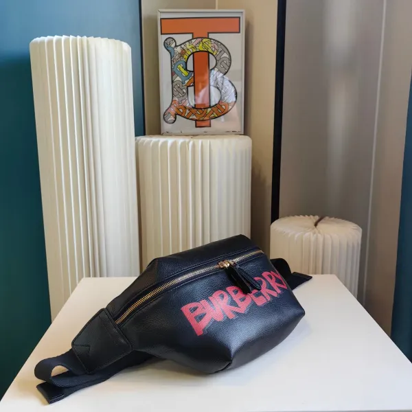 【BURBERRY 公式旗艦店】バーバリー 胸ポケット 当日出荷 好評に付き再入荷!21*18CM 【BURBERRY 公式旗艦店】バーバリー 胸ポケット 当日出荷 好評に付き再入荷!21*18CM