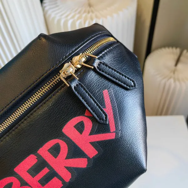 【BURBERRY 公式旗艦店】バーバリー 胸ポケット 当日出荷 好評に付き再入荷!21*18CM 【BURBERRY 公式旗艦店】バーバリー 胸ポケット 当日出荷 好評に付き再入荷!21*18CM