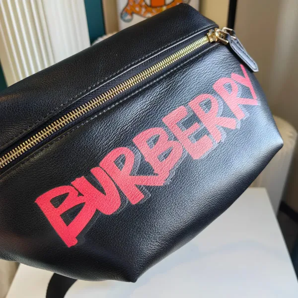 【BURBERRY 公式旗艦店】バーバリー 胸ポケット 当日出荷 好評に付き再入荷!21*18CM 【BURBERRY 公式旗艦店】バーバリー 胸ポケット 当日出荷 好評に付き再入荷!21*18CM
