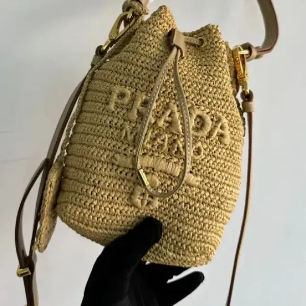 PRADA プラダ◆ラフィア×レザー ミニバケットバッグ ストラップ付 15*19*10CM 240920 PRADA プラダ◆ラフィア×レザー ミニバケットバッグ ストラップ付 15*19*10CM 240920